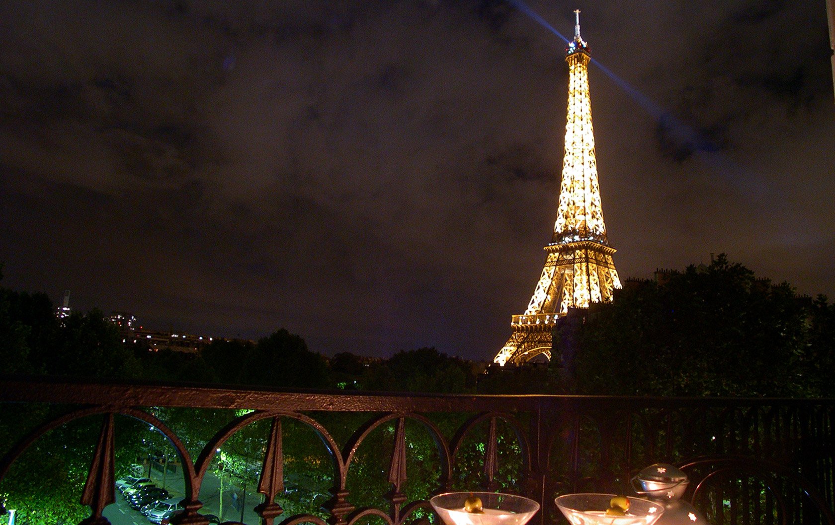 Ночной Париж из окна