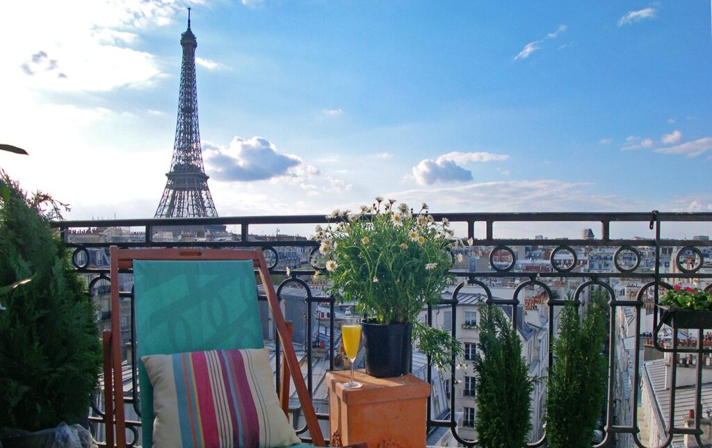 chateau-latour-balcony-day