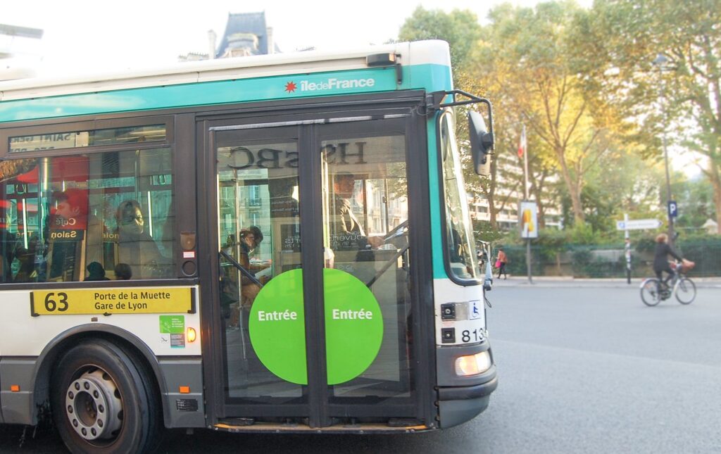 Guide to the 63 Bus in Paris - Amazing for Sight-seeing!