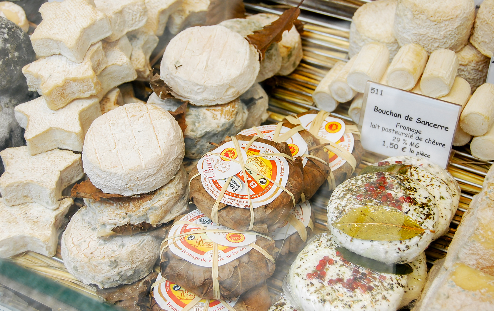 compras de queijo na rue Cler Paris